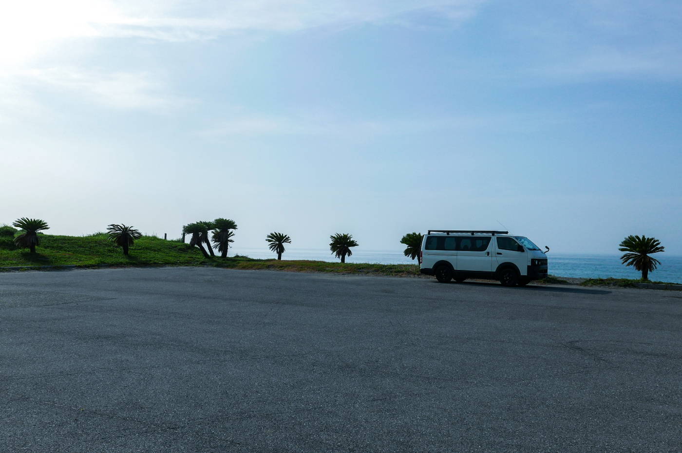 海辺の駐車場に停車する丸目のV-01(ハイエースベース)