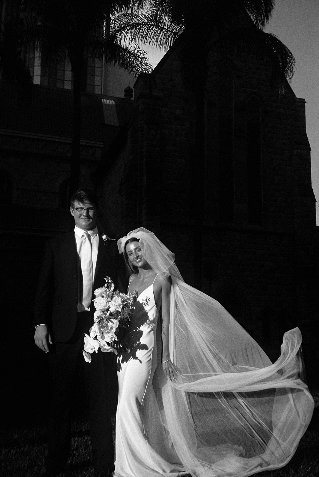 Novios posando para una foto después de la ceremonia