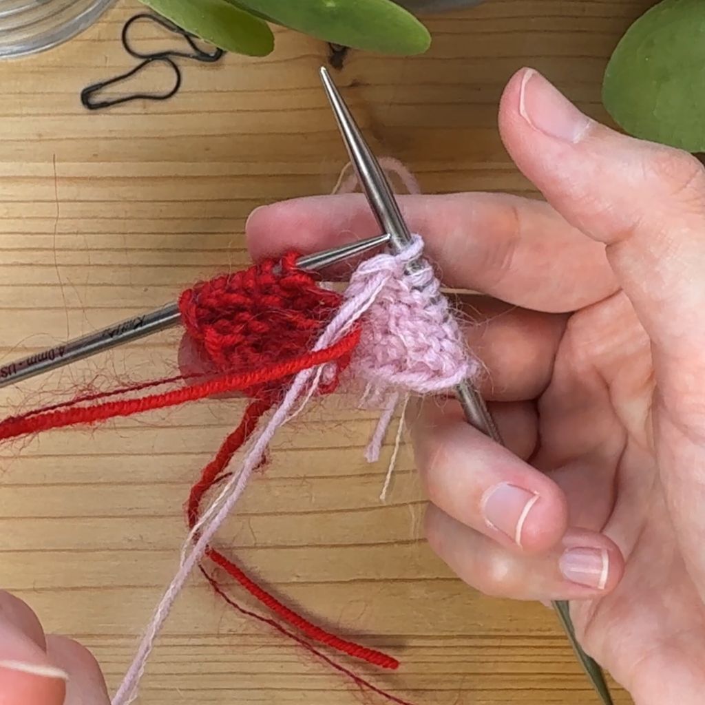 Farbwechsel stricken. Schritt 3.: Kreuze die neue Farbe über die alte. Indem du dir den neuen Faden hochholst.