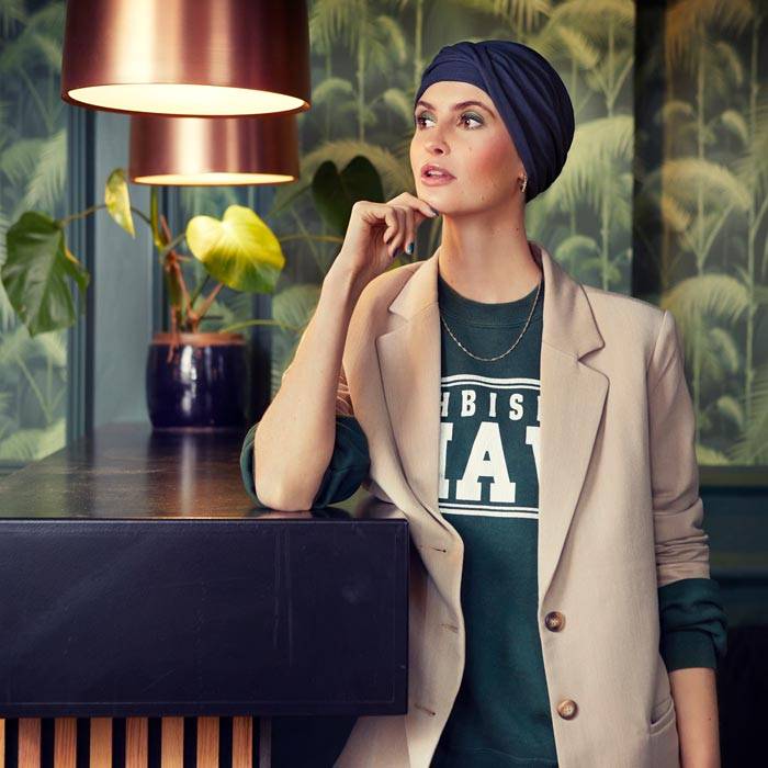 Frau trägt aktuellen Turban von Christine Headwear