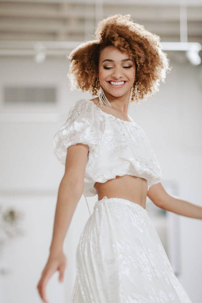 Mariée portant un ensemble deux pièces en dentelle pour le mariage