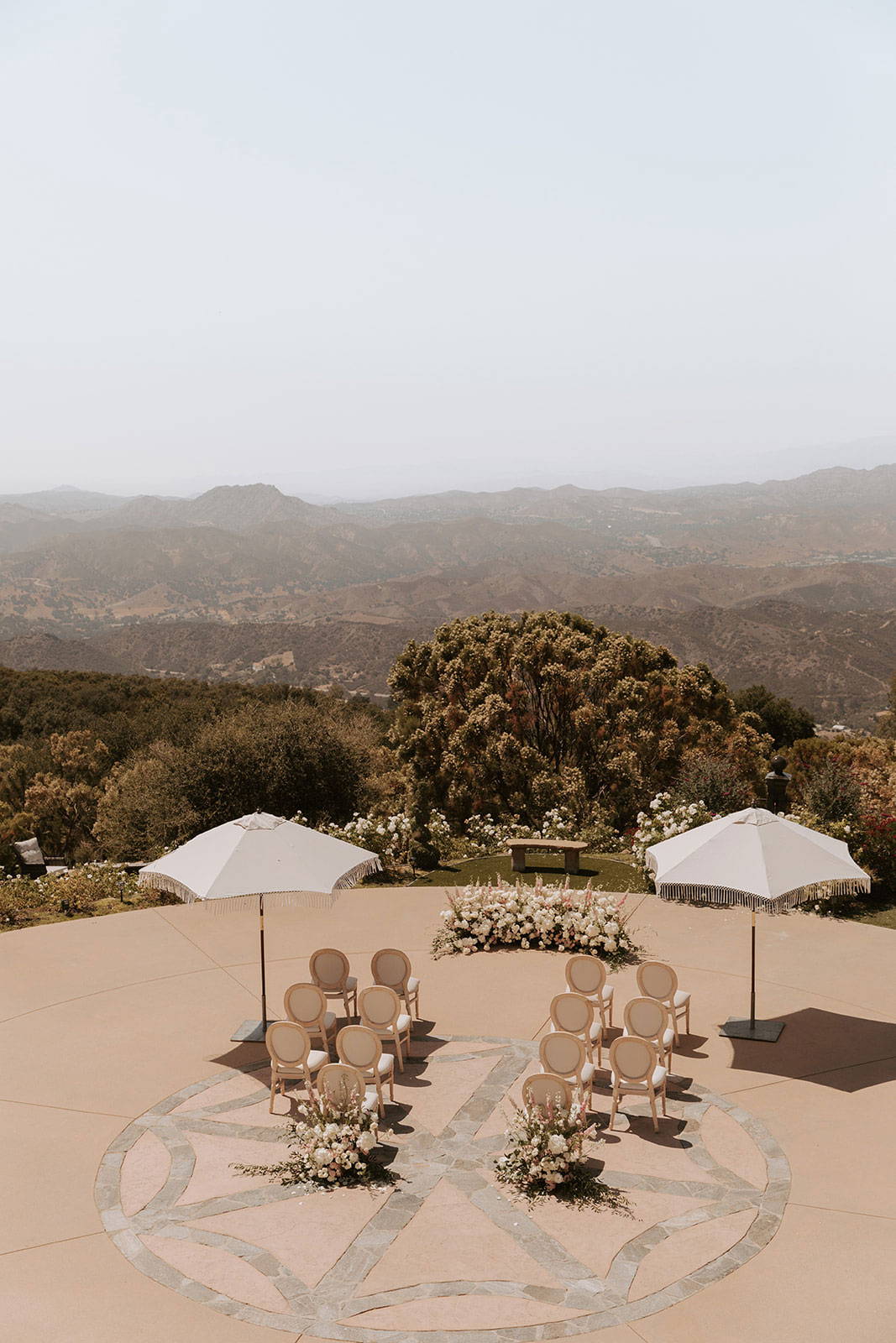 Lieu de mariage à Malibu avec vue sur les montagnes