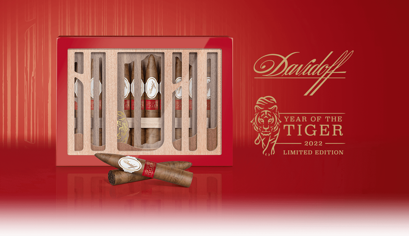 Davidoff Year of the Tiger 2022 Limited Edition Kiste, die Piramides-Zigarren enthält und vor der zwei Zigarren überkreuzt liegen. Daneben sind das Davidoff Logo und das Limited Edition Logo zu sehen