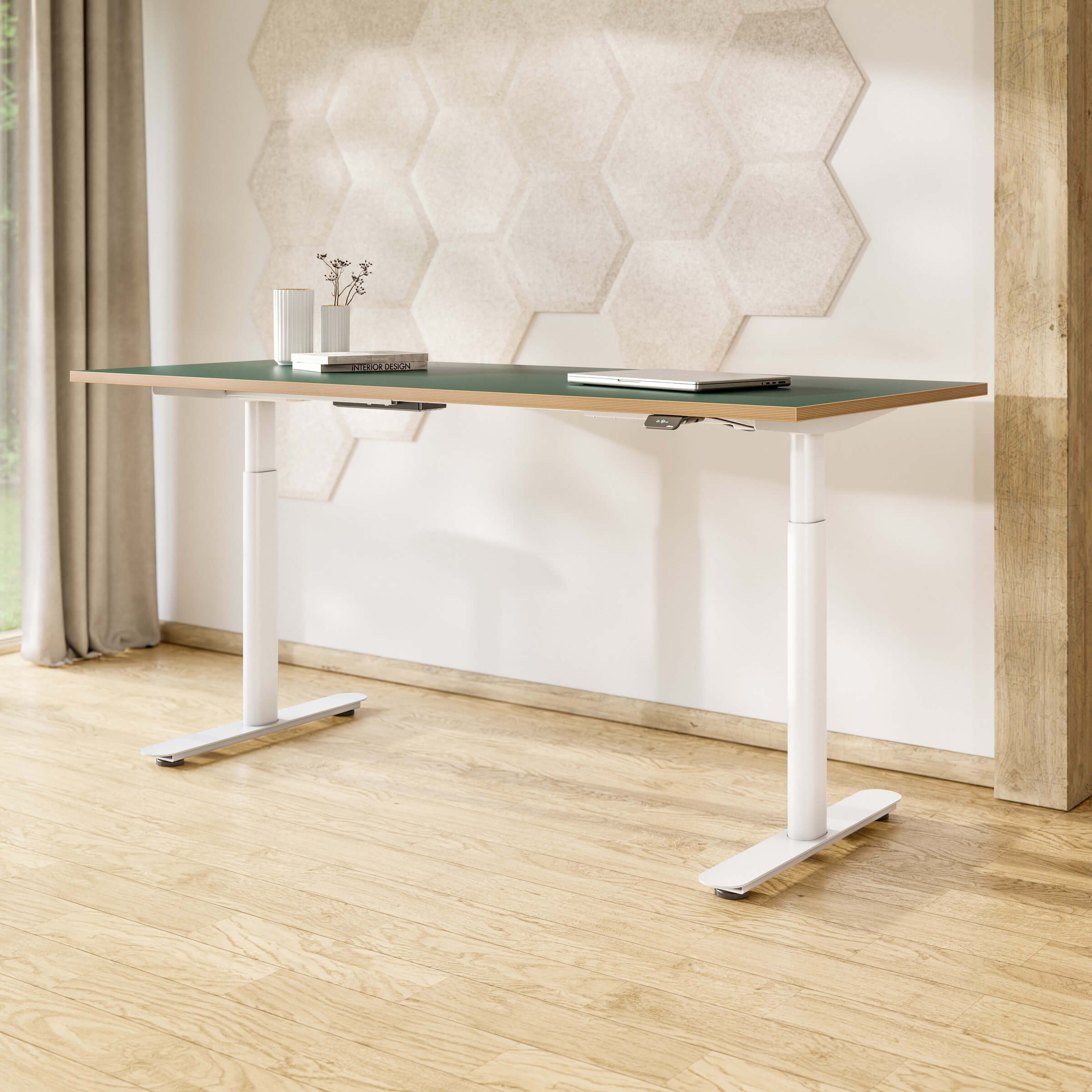 Bureau Rise de ofinto, avec des pieds blancs et un plateau en bois vert olive, dans un bureau à domicile moderne