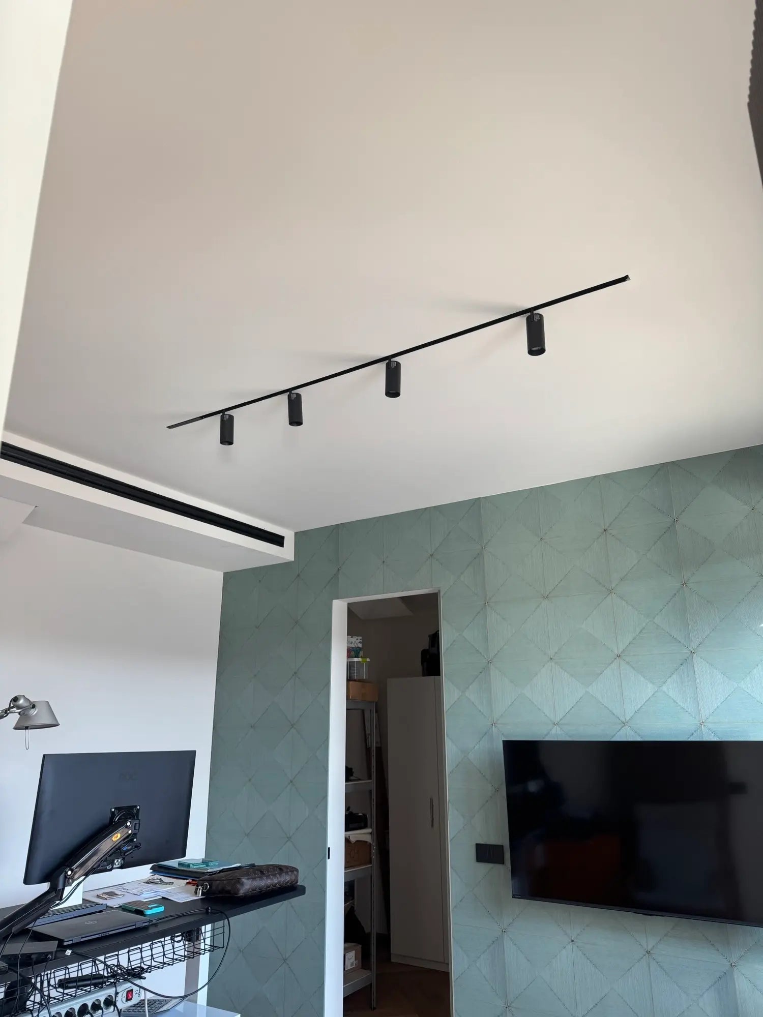 Illuminazione ufficio moderno con faretti orientabili su sistema magnetico 48V GISLED