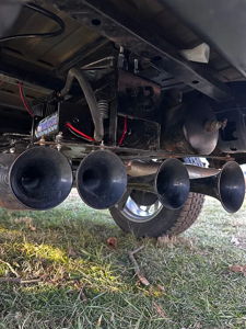 Four train horns mounted beneath Ford F150