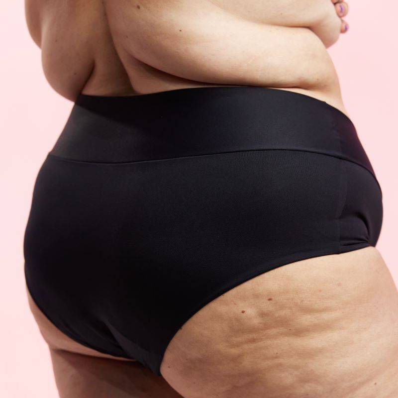 mulher plus size usando calcinha absorvente apropriada para seu biotipo