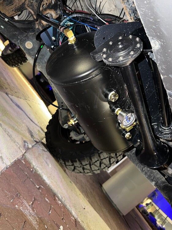 Close-up under-vehicle Stealth Spare Tire Delete air tank pressure gauge brass fittings and horn trumpet on Troy's 2018 Ford Expedition gallery photo 14