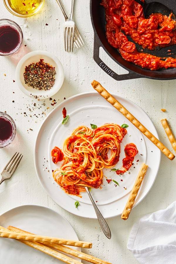 Pasta pomodoro sauce served with spaghetti
