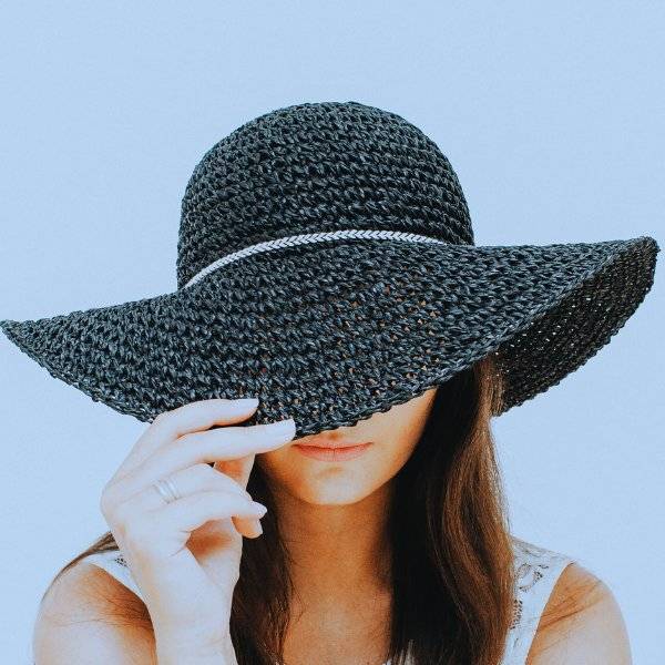 Model wearing sun hat - how to care for skin in summer 