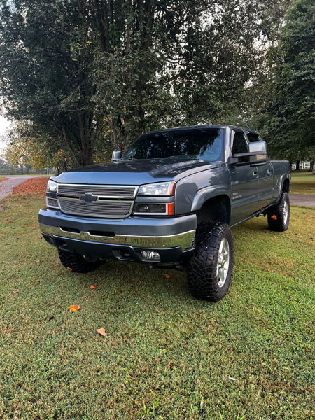 Front three-quarter view of Kevin's gray 2007 Chevrolet Silverado Classic 2500HD parked on grass, train horn install photo 1