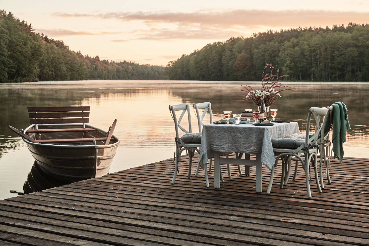 outdoor dining on the lake