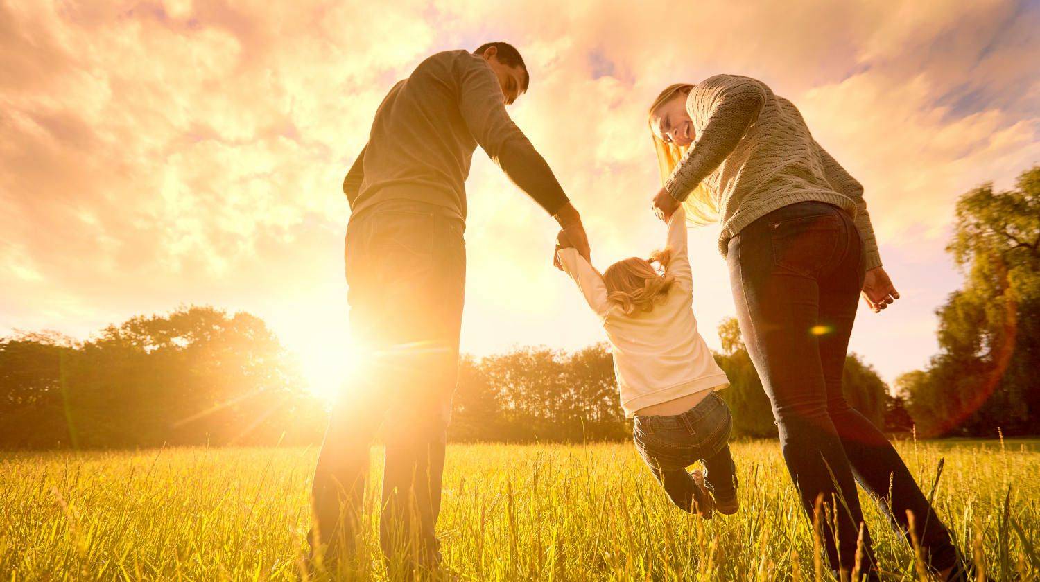 Happy family in the park evening ligh | Beyond Positive Thinking: The Science Of Thought | how does brain works | Featured