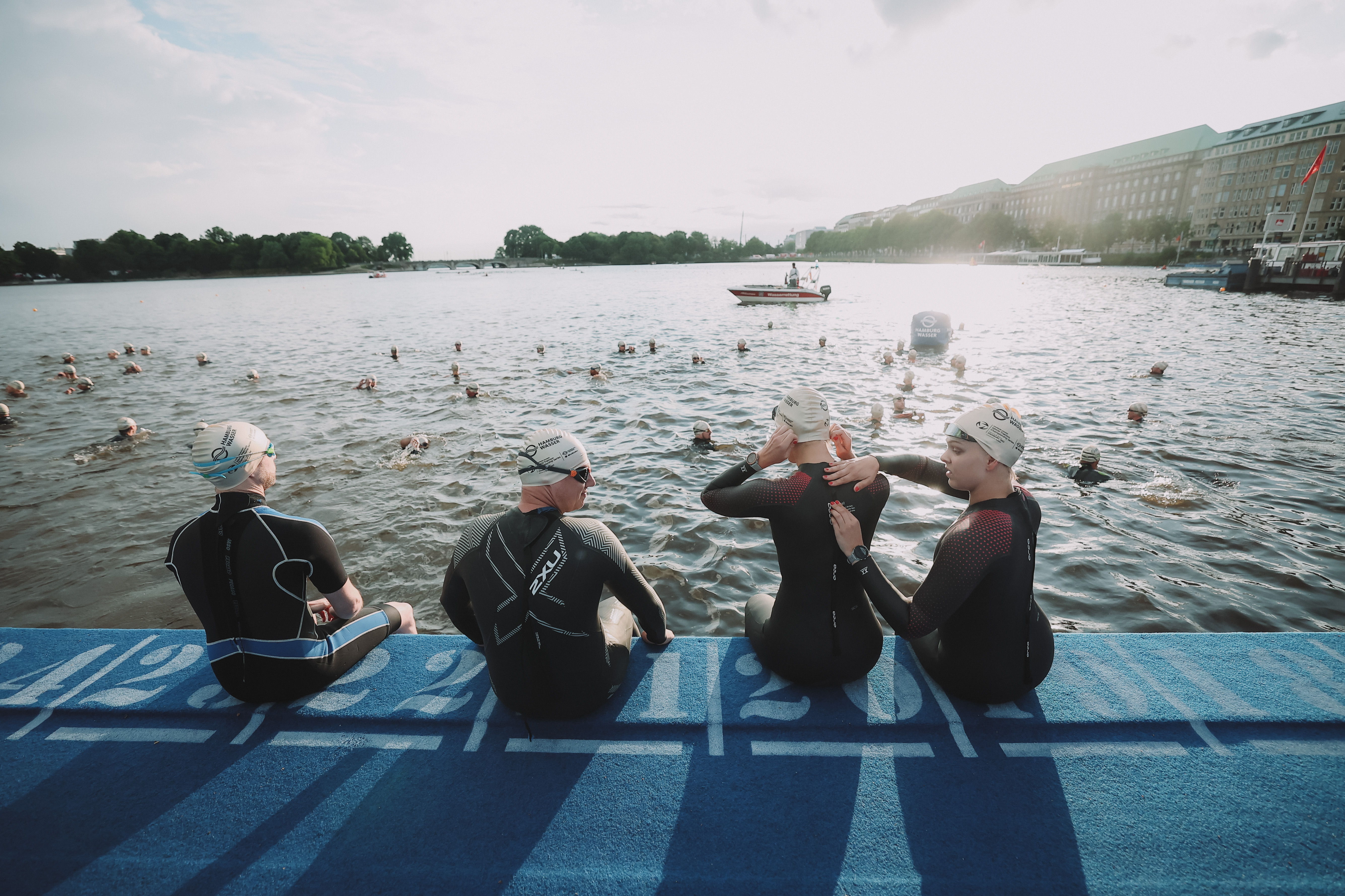 Schwimmer vor dem Start des Hamburg Wasser Triathlon.