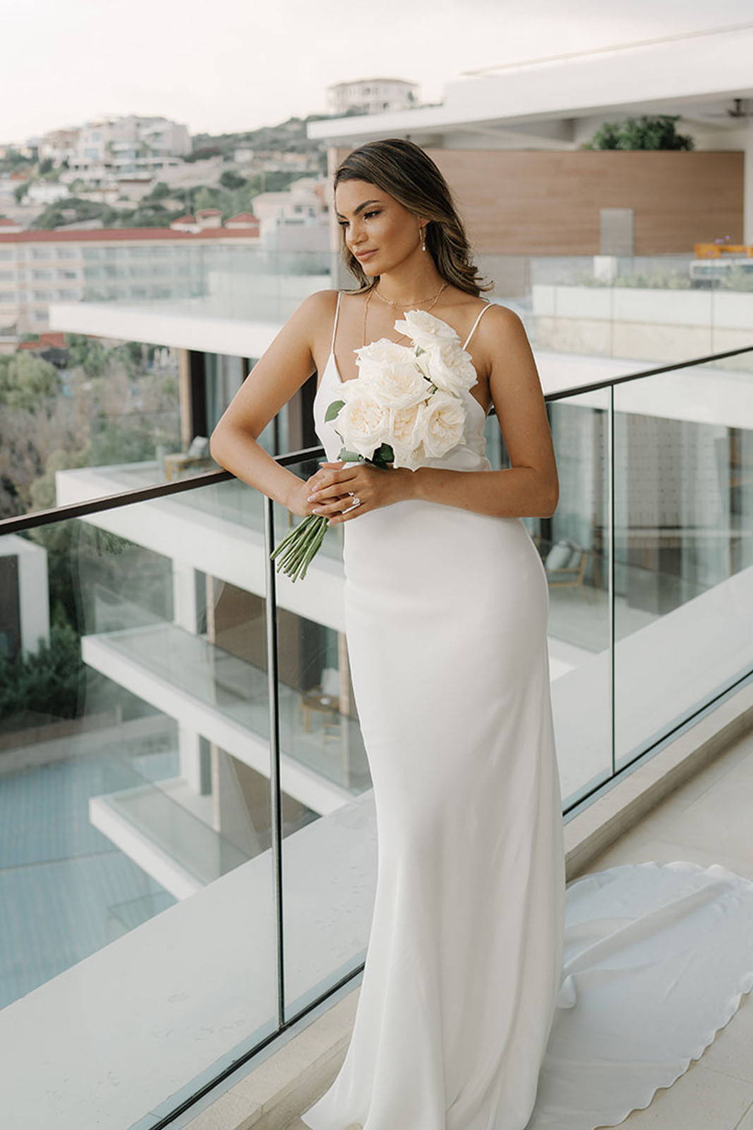 Novia sosteniendo un ramo de flores blancas