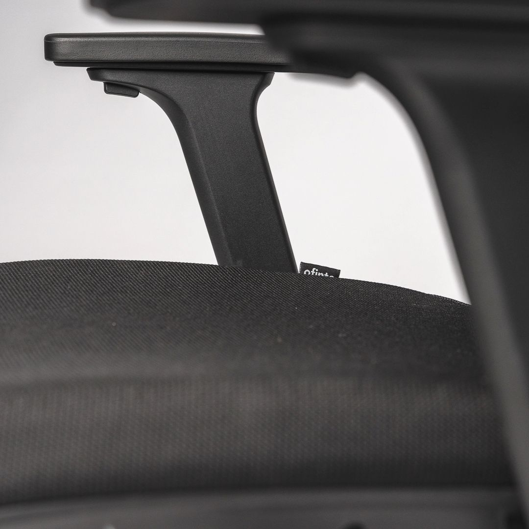 Close-up of 3D armrests and high-quality seat padding | Ergo black office chair Ergo ofinto