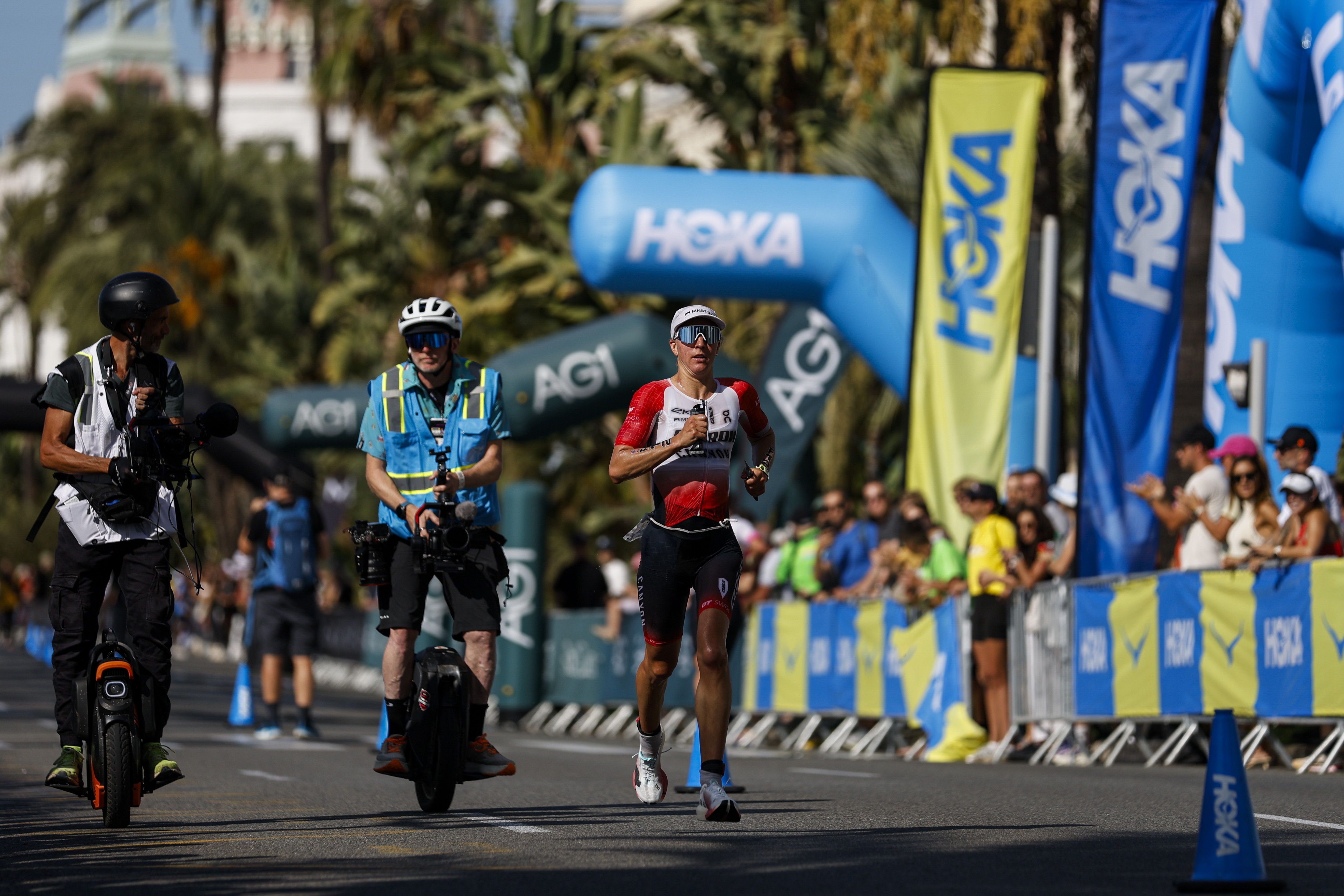 Julie Derron aus der Schweiz auf der Laufstrecke des Frauen-Rennens der IRONMAN-70.3-Weltmeisterschaft.
