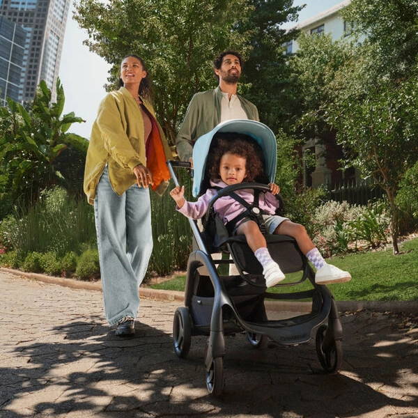 Bugaboo Dragonfly is made for families that dwell in the city. With its compact frame and lightweight strolls, it'll be easy to go from your car to the farmers market and beyond.