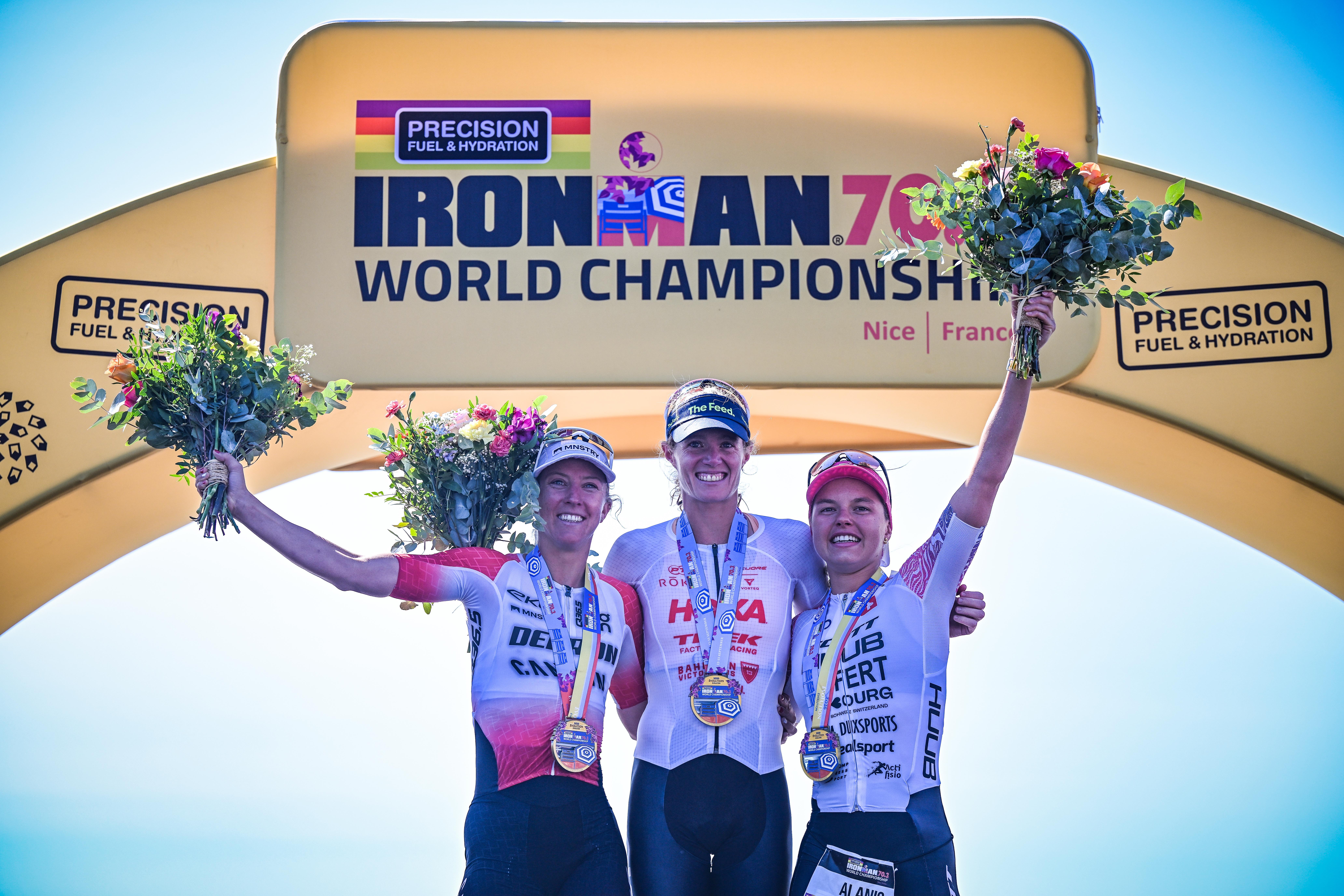 Julie Derron, Taylor Knibb und Alanis Siffert auf dem Siegerpodium der Ironman 70.3 WM in Nizza.