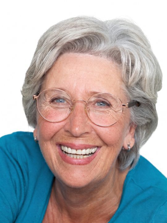 Old lady looking younger in Joy Rose Gold round eyeglasses