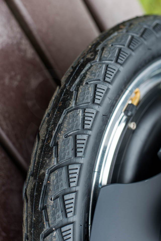 Kingsong KS16S Review tyre tread