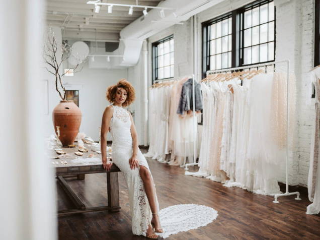 La novia Grace Loves Lace luciendo el vestido Alexandra Rose en la sala de exposiciones de Chicago