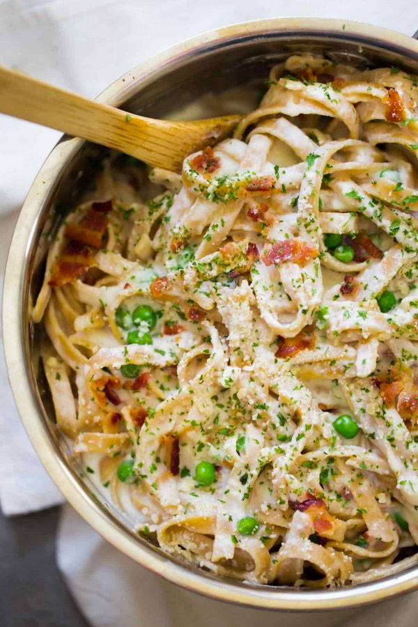 Fettuccine alfredo in pot with peas and bacon