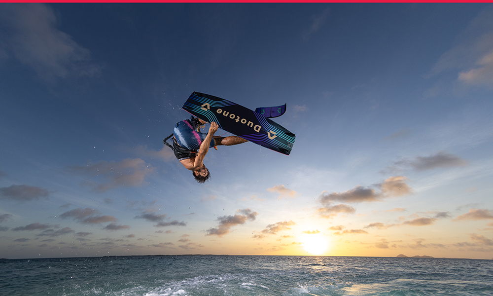 Une personne faisant du kitesurf au-dessus de l'océan au coucher du soleil_Duotone_Jaime 2026