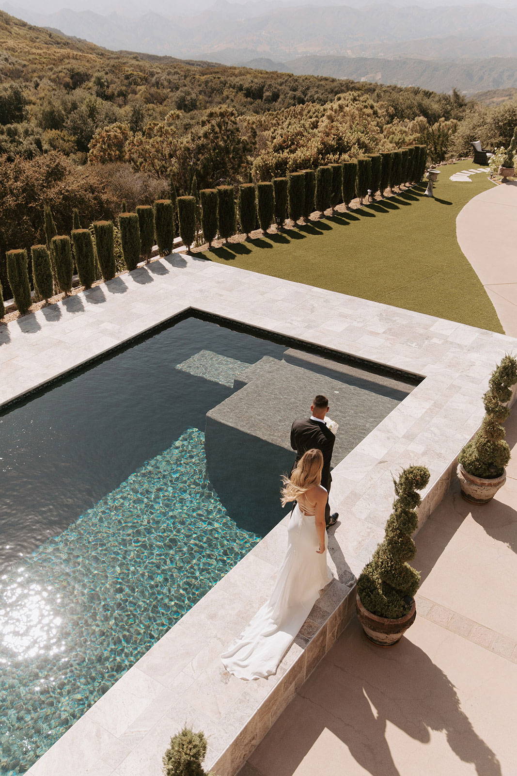 Novios paseando por la zona de la piscina