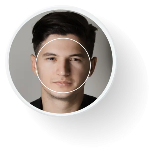 Foto de un hombre joven con rostro de forma redonda. Sobre la cara se aprecia el contorno de un círculo para hacer evidente la forma que tiene.