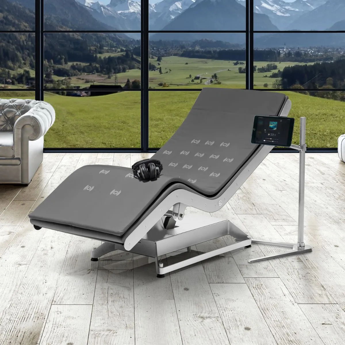 Gharieni Aurasens lounger in a room with mountain views.