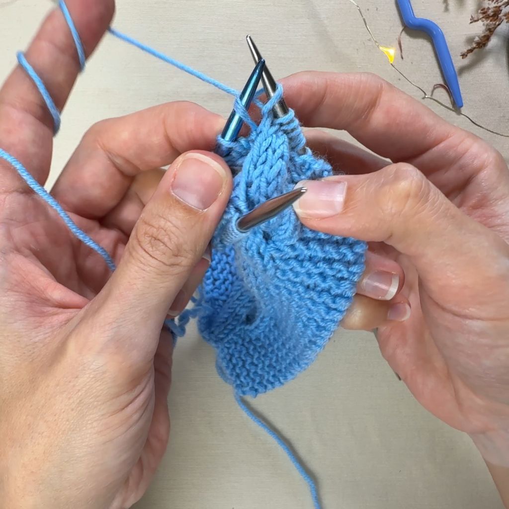 Einen rechtsgeneigten Zopf stricken: Schritt 7.