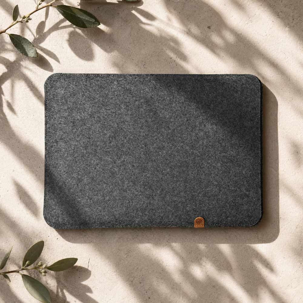 Macbook neo hülle in der Farbe Anthrazit liegt auf einem Tisch