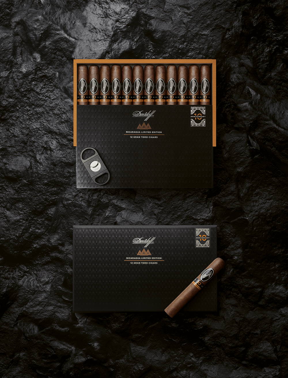 Die Davidoff Nicaragua 10th Anniversary Limited Edition Gran-Toro-Zigarre in ihrer geöffneten Kiste mit dem Davidoff Nicaragua Double Blade Cutter obendrauf liegend. 