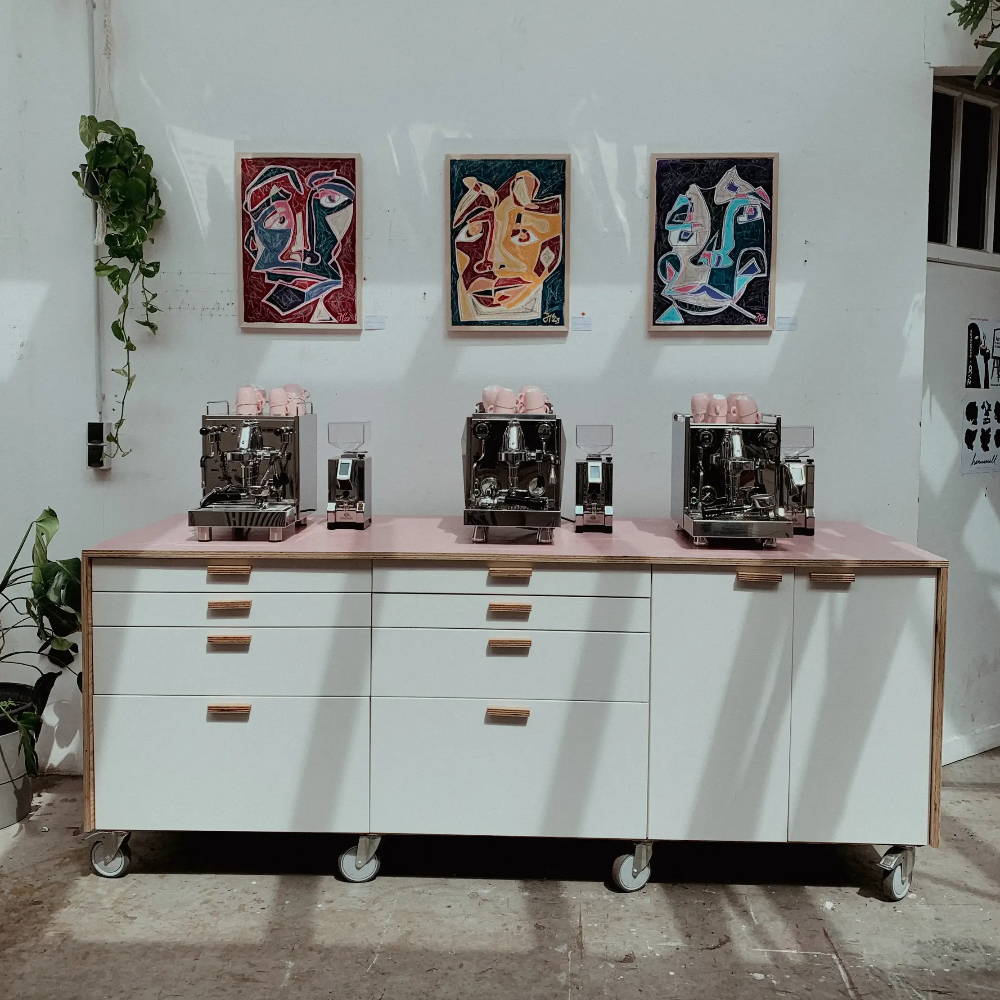zwoo kaffeeschule im kaffee-atelier, Siebträgermaschinen vor einer Wand mit bunten Bildern