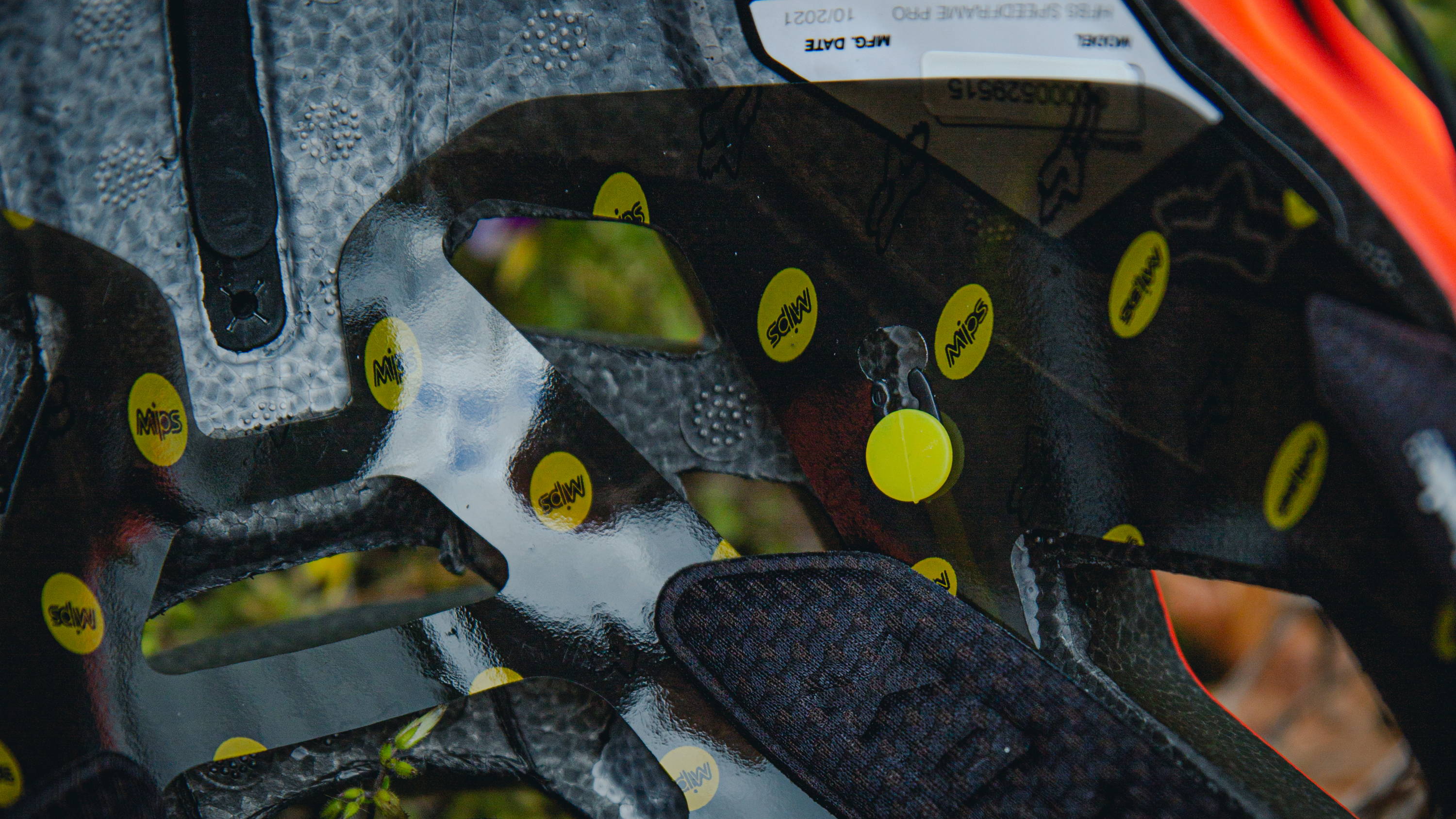 detail of the mips protection in the fox speedframe pro mtb helmet
