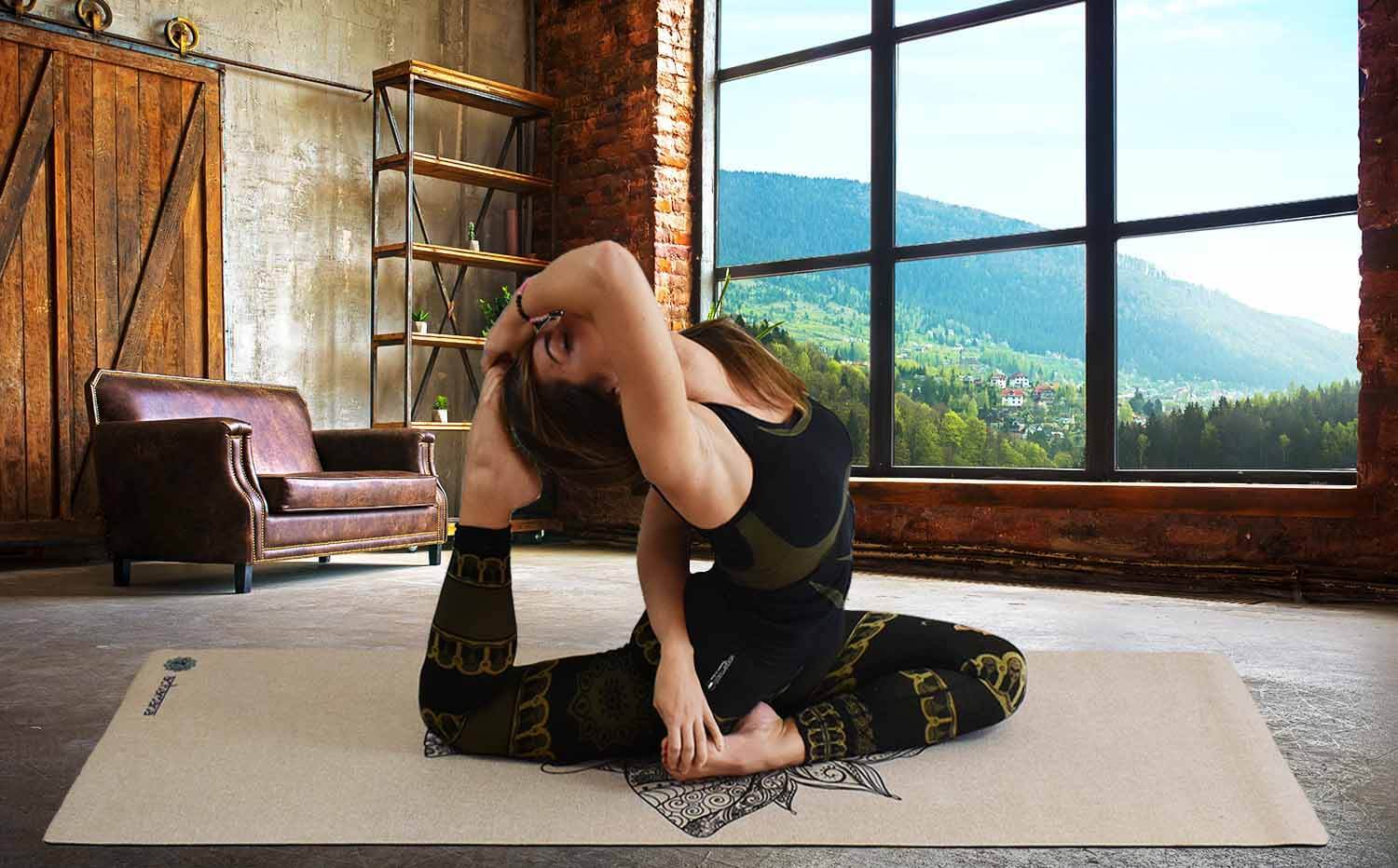 Yogini posture yoga dans legging yoga Bhakti sur tapis de yoga en chanvre vue sur la montagne - Achamana