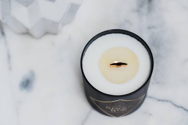 Cotton Wick vs. Wooden Wick Candles: Which Is Better? - Aluminate Life