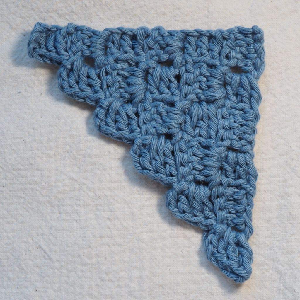 Maschenprobe aus hellblauem Garn die das Prinzip des Corner to Corner häkelns zeigt. 