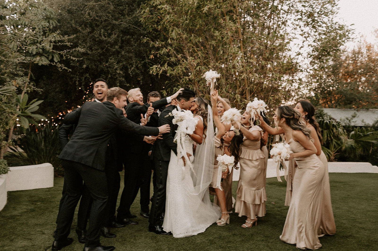 La mariée et le marié entourés de leur cortège