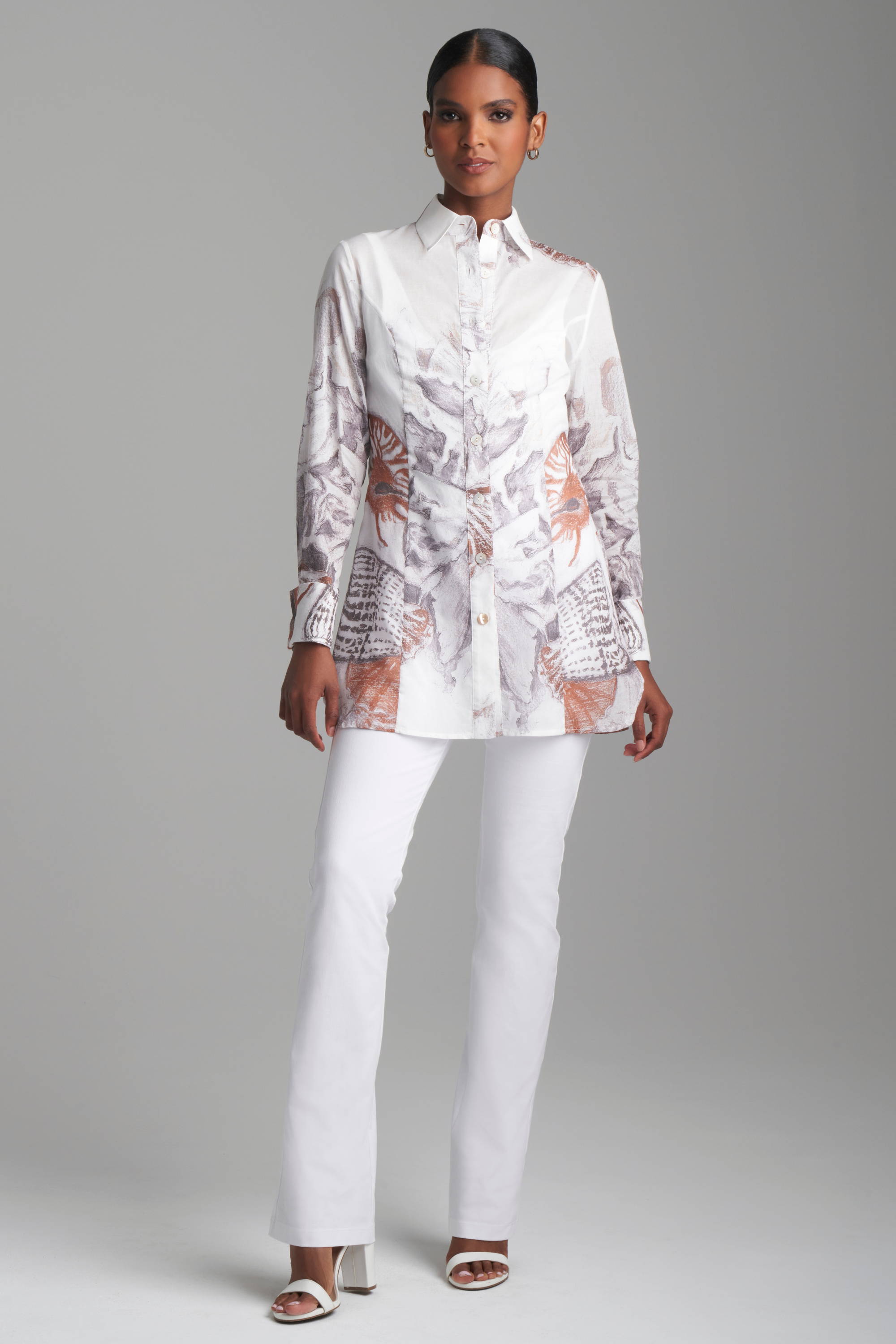 Woman wearing printed cotton blouse with whte italian stretch cotton pants by Ala von Auersperg