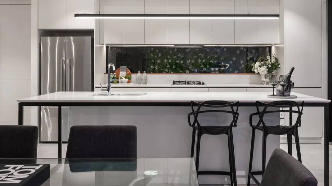 Küche und Esszimmer in schwarz und weiß eingerichtet | Metallbude