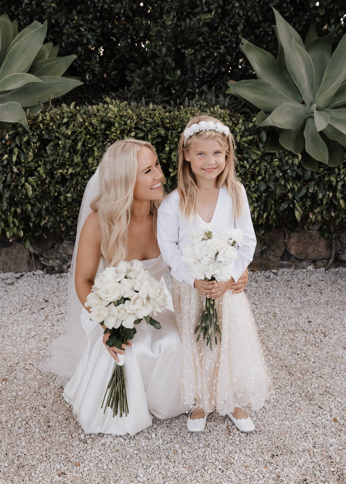 Fille de fleur et mariée