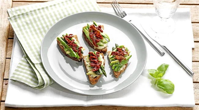 Sandwich mit grünem Spargel