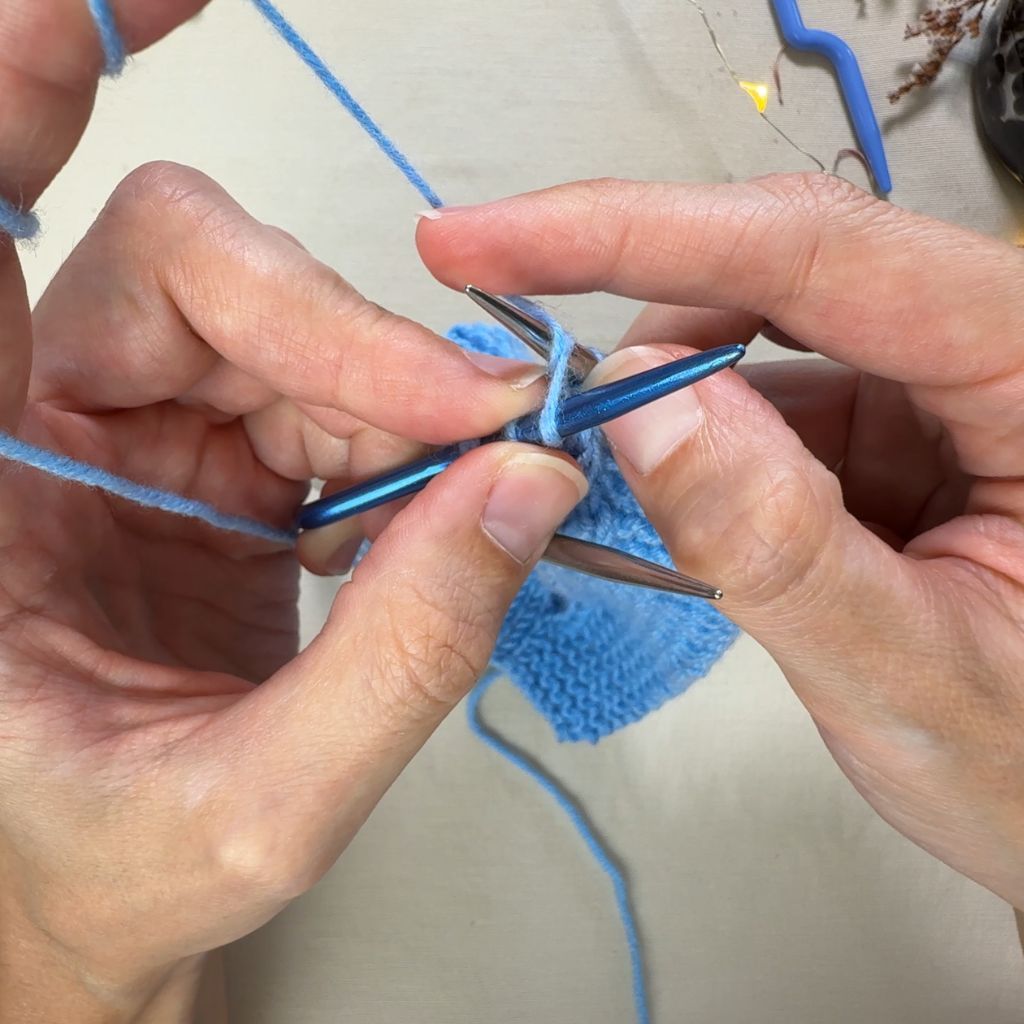 Einen rechtsgeneigten Zopf stricken: Schritt 6.