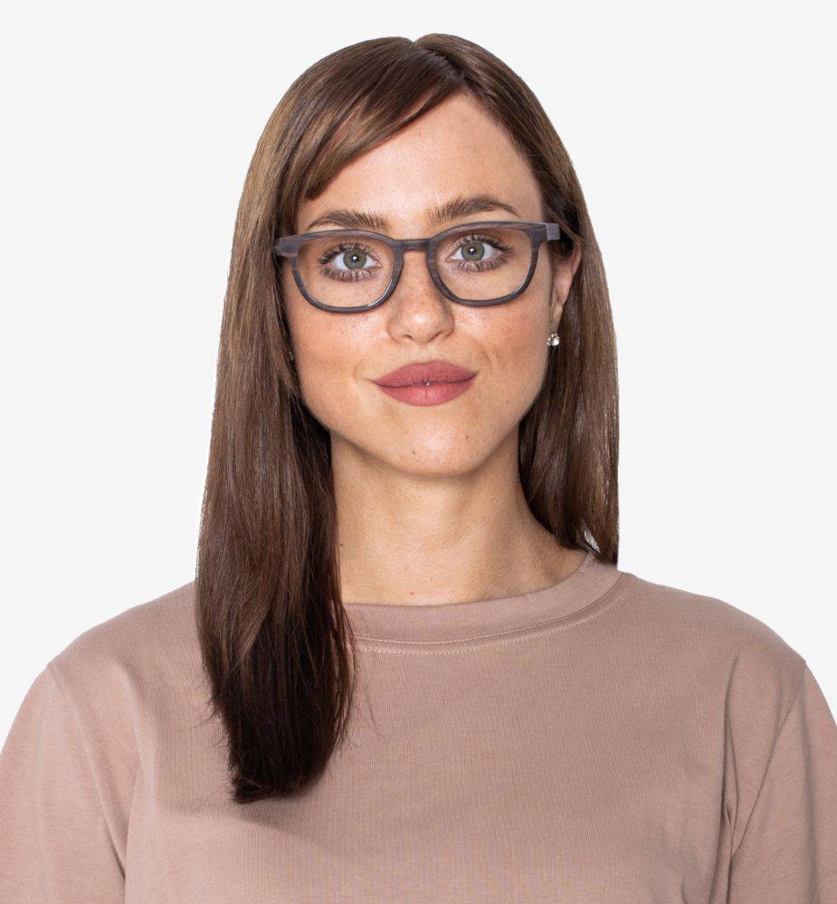 Femme au visage rond portant des petites lunettes de vue rectangulaires en bois de santal Bliss Purple et une chemise marron clair