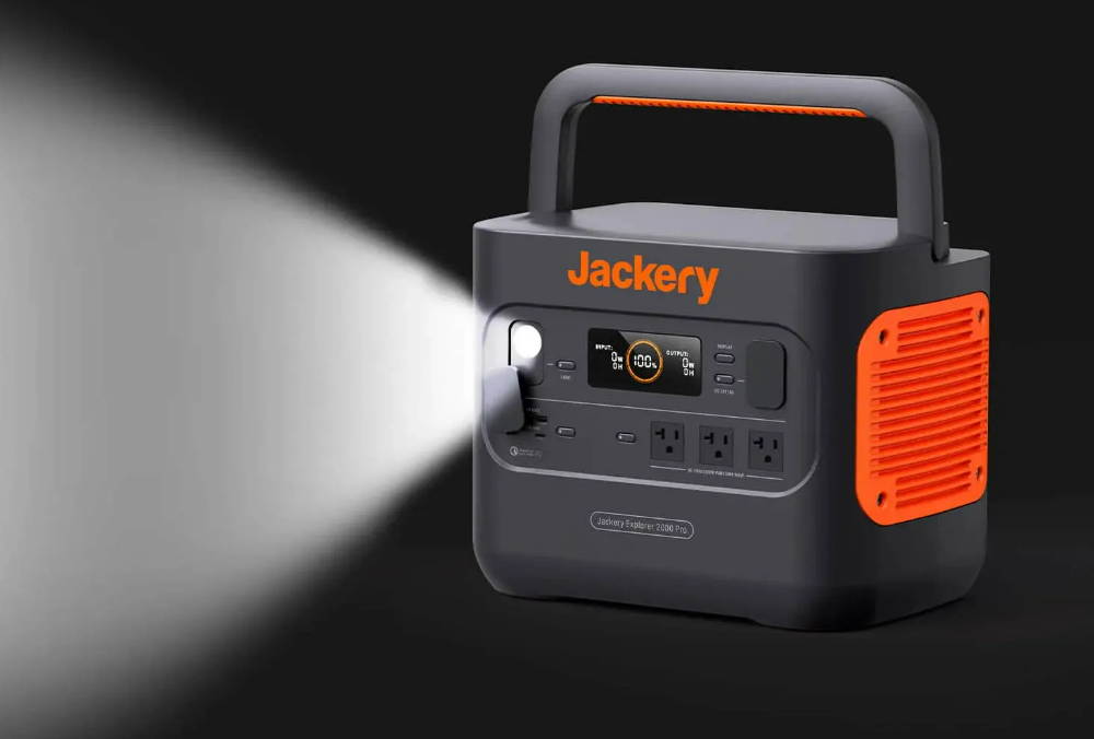 Jackery ポータブル電源 2000 Proはフロント部分にライトを搭載