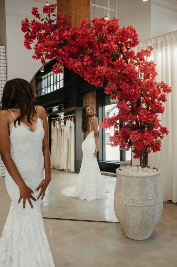 Mariée dans un miroir portant la robe de mariée Clo en ivoire