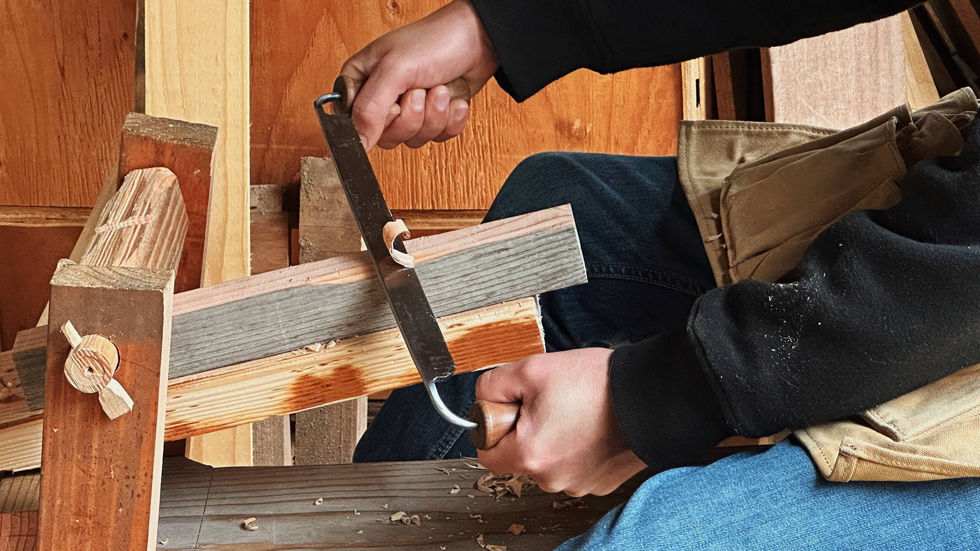 How to use a drawknife 