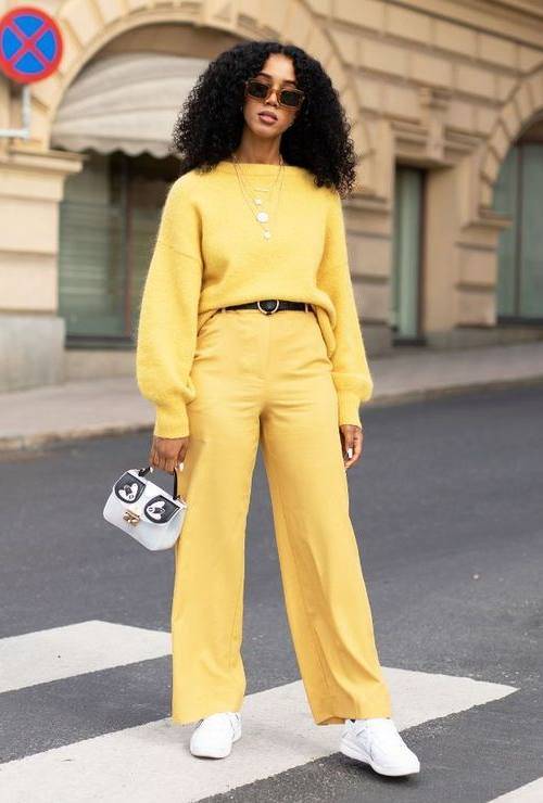 Tendances mode à Montréal : tenue monochrome assortie avec haut et pantalon jaunes